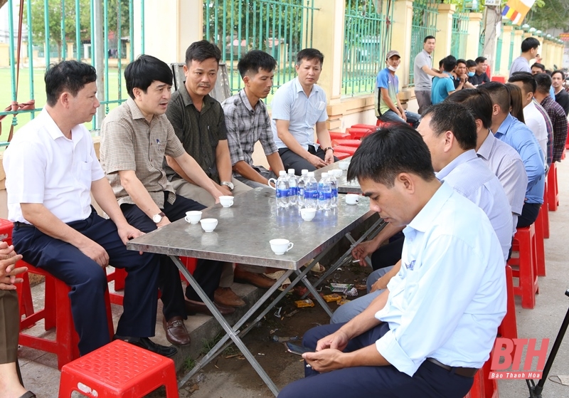 Đại diện lãnh đạo Ban Dân vận Tỉnh ủy, Ủy ban MTTQ tỉnh và các ngành, đoàn thể cấp tỉnh thăm hỏi, động viên, chia buồn với gia đình có trẻ tử vong do đuối nước tại phường Hải Thanh, thị xã Nghi Sơn.