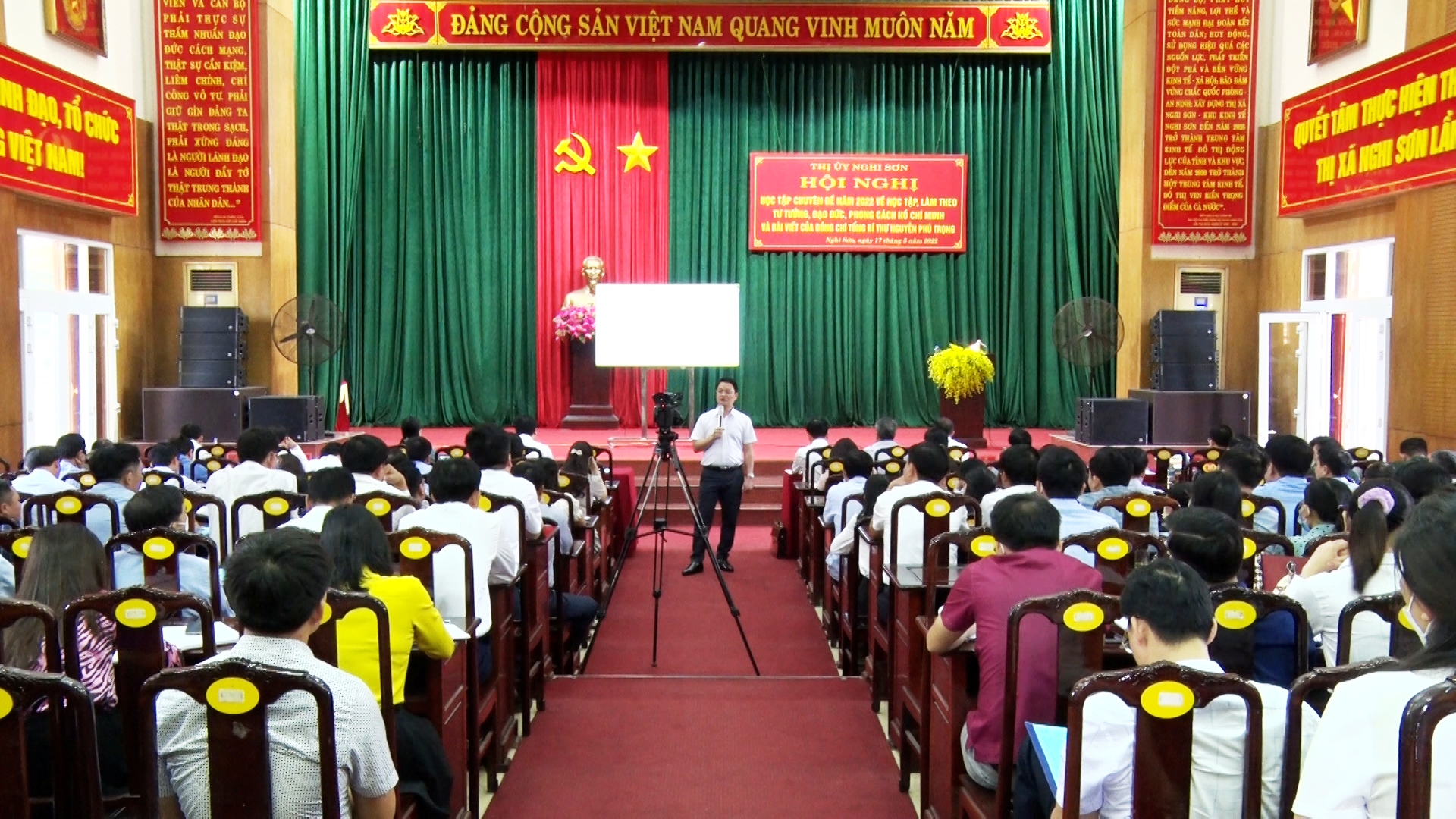 Toàn cảnh Hội nghị.