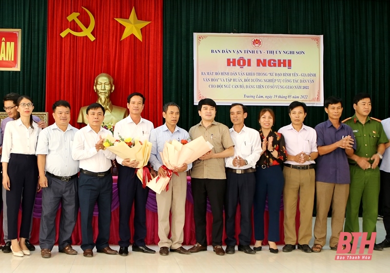 Ban Chỉ đạo thực hiện mô hình dân vận khéo trong xây dựng “Xứ đạo bình yên - Gia đình văn hóa” xã Trường Lâm ra mắt nhận nhiệm vụ.