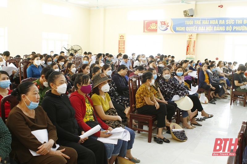 Đông đảo tiểu thương đang kinh doanh tại chợ Còng tham gia hội nghị.