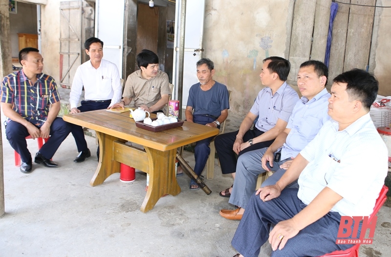 Đại diện lãnh đạo Ban Dân vận Tỉnh ủy thăm hỏi, động viên người có uy tín trong đồng bào Công giáo xã Trường Lâm.
