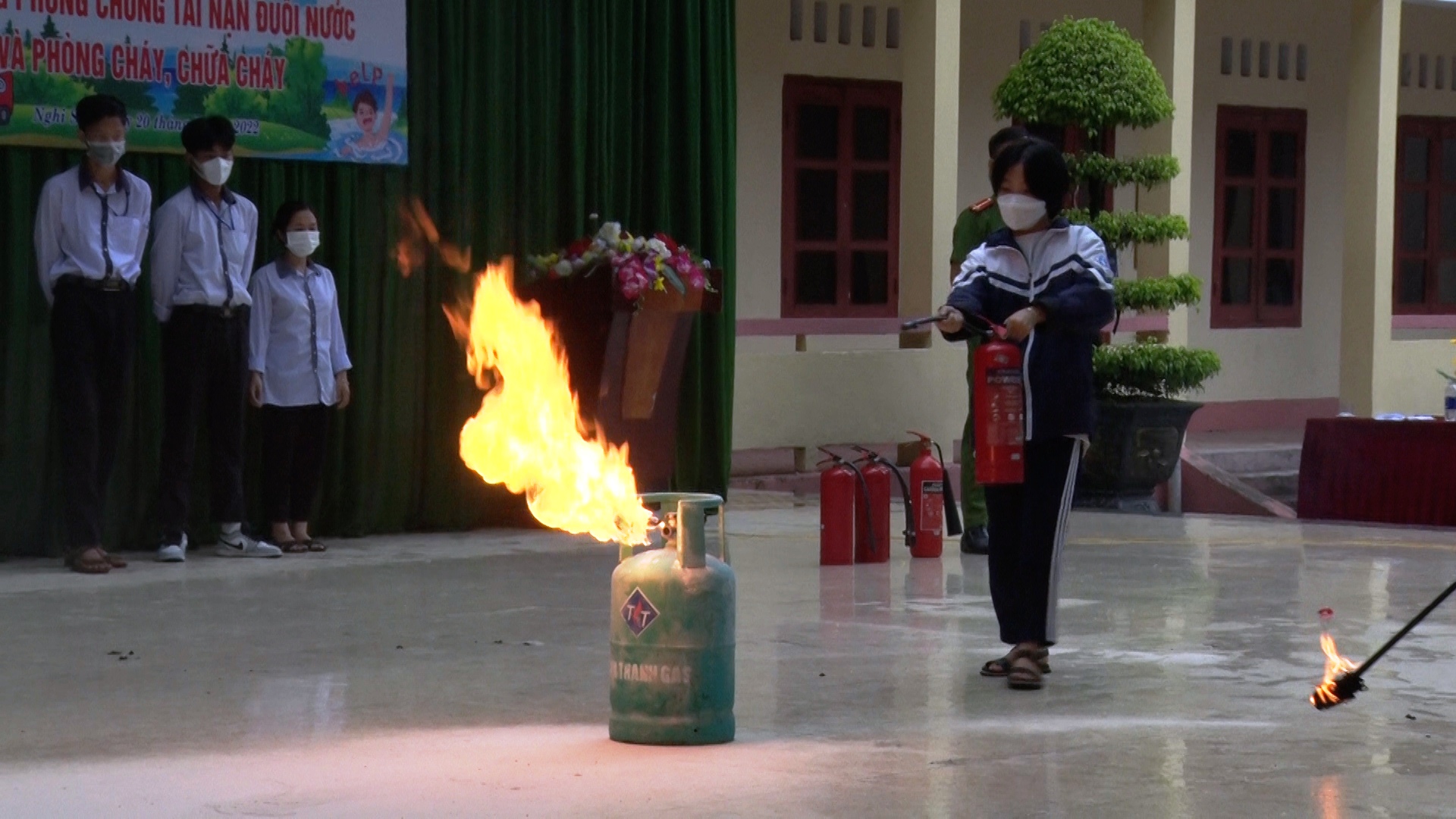 Hướng dẫn kỹ năng xử lý bình Gas khi bị cháy.