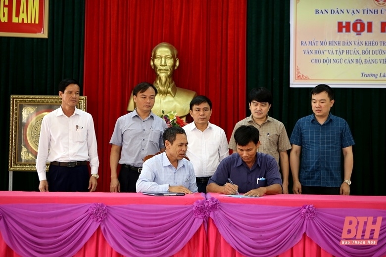 Lãnh đạo xã Trường Lâm và Chánh trương giáo xứ Thanh Minh ký cam kết thực hiện mô hình.