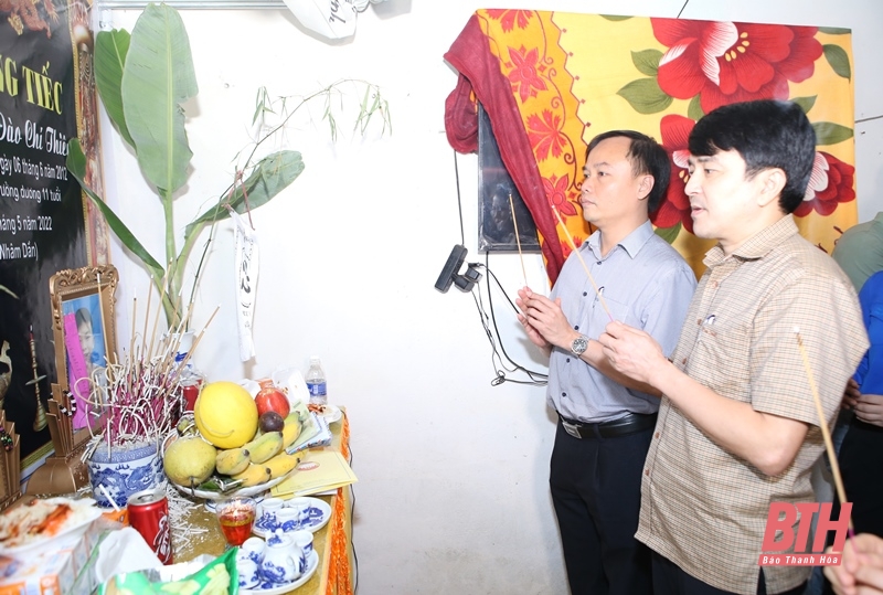 Đại diện lãnh đạo Ban Dân vận Tỉnh ủy, Ủy ban MTTQ tỉnh và các ngành, đoàn thể cấp tỉnh thắp hương và thăm hỏi, động viên, chia buồn với gia đình có trẻ tử vong do đuối nước tại phường Hải Thanh, thị xã Nghi Sơn.
