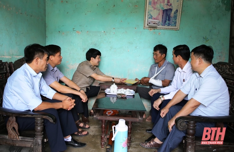 Đại diện lãnh đạo Ban Dân vận Tỉnh ủy thăm hỏi, động viên gia đình giáo dân có hoàn cảnh có khăn tại xã Trường Lâm.