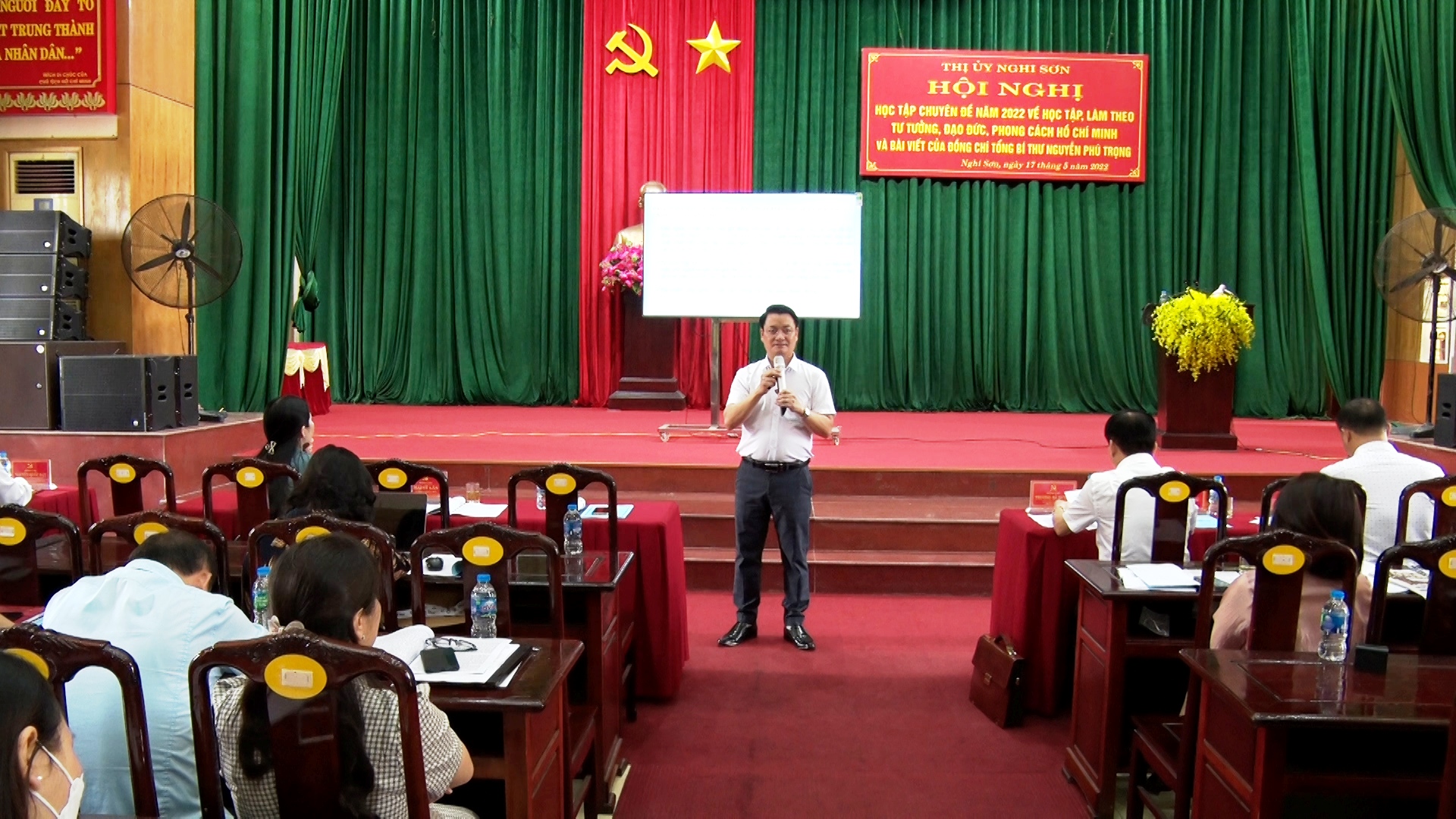PGS - Tiến sỹ Đặng Quang Định, Viện trưởng Viện Triết học, Học viện Chính trị Quốc gia Hồ Chí Minh đã trực tiếp truyền đạt nội dung chuyên đề.