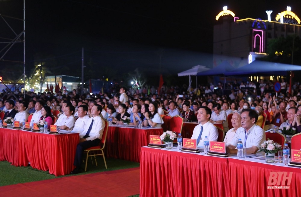 Đồng chí Đỗ Trọng Hưng, Uỷ viên Trung ương Đảng, Bí thư Tỉnh uỷ, Chủ tịch HĐND tỉnh cùng các đại biểu tham dự khai mạc du lịch biển Nghi Sơn 2022.