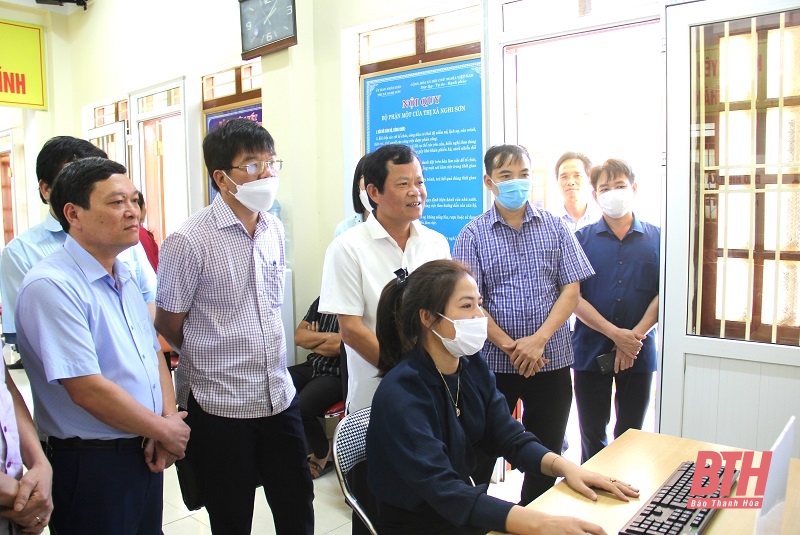 Đồng chí Nguyễn Quang Hải, Tỉnh ủy viên, Phó Chủ tịch HĐND tỉnh, Trưởng đoàn giám sát và các thành viên trong đoàn giám sát việc thực hiện nhiệm vụ CCHC tại bộ phận “một cửa” UBND thị xã nghi Sơn.