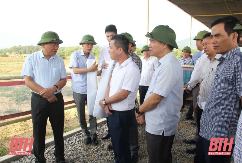 Đồng chí Phó Chủ tịch Thường trực UBND tỉnh Nguyễn văn Thi cùng các thành viên đoàn công tác kiểm tra tình hình giải phóng mặt bằng tại Dự án Khu Du lịch sinh thái Tân Dân.