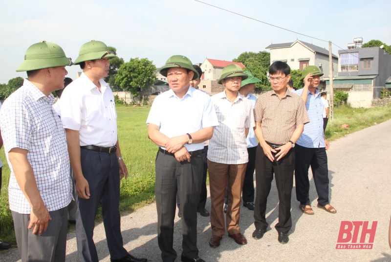 Các thành viên đoàn công tác kiểm tra việc triển khai Khu Taid định cư phường Ninh Hải.