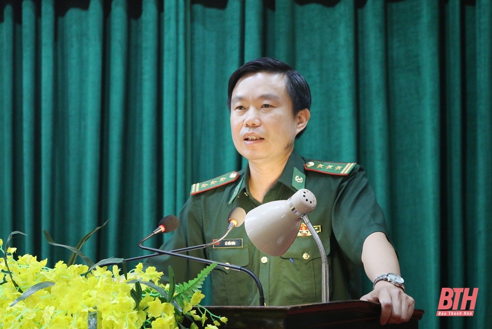 Đồng chí Lê Tiến Viên - Phó Chủ nhiệm chính trị Bộ Chỉ huy Bộ đội Biên phòng tỉnh truyền đạt các chuyên đề tại hội nghị.