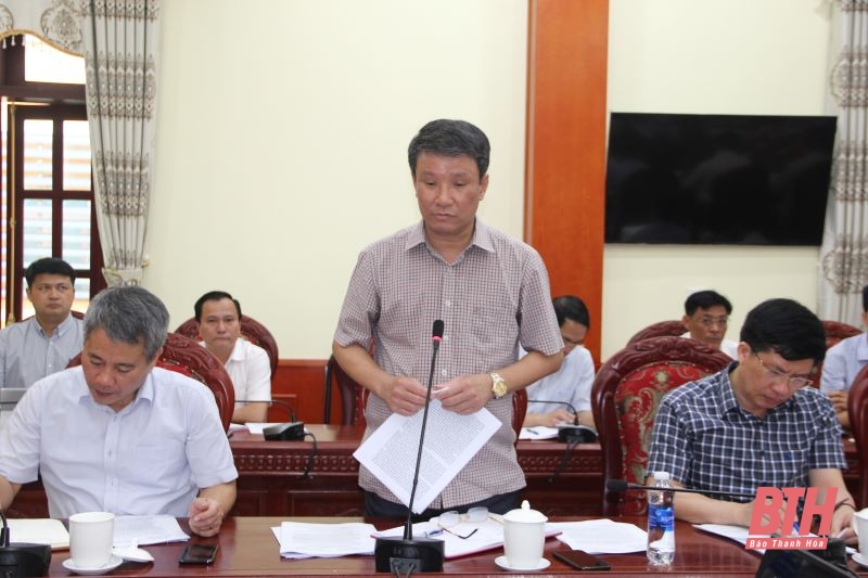 Đại diện lãnh đạo thị xã Nghi Sơn báo cáo tình hình giải phóng mặt bằng các dự án trên địa bàn.