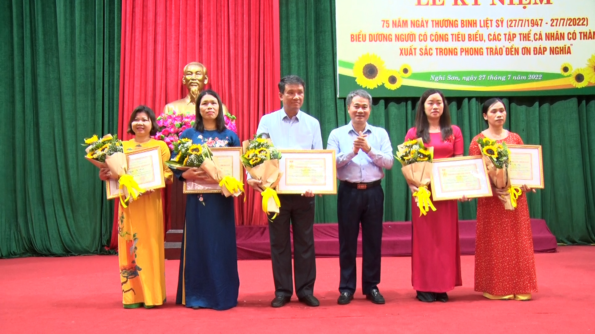Đồng chí Trịnh Xuân Phú - Tỉnh ủy viên, Bí thư Thị ủy, Chủ tịch HĐND thị xã trao Kỷ niệm chương của Bộ Lao động, Thương bình và Xã hội cho 05 cá nhân.