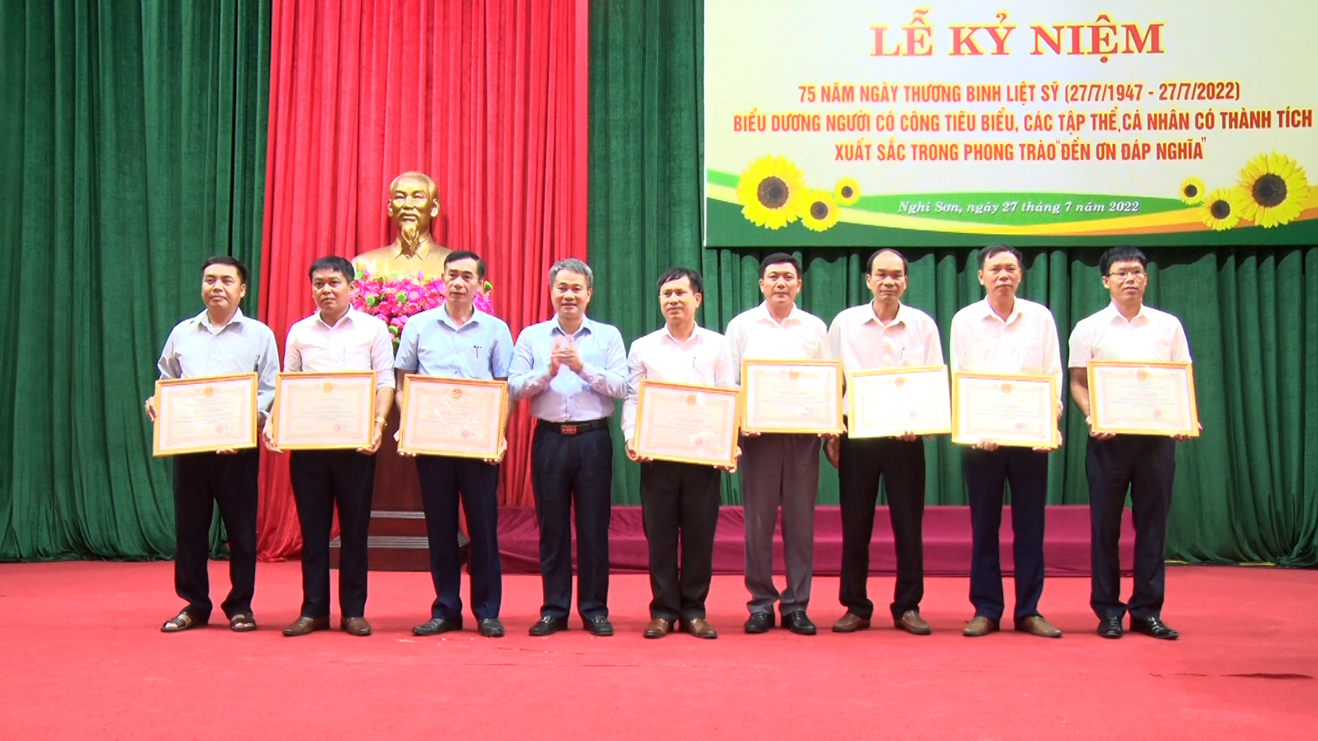Lãnh đạo thị xã Nghi Sơn trao Giấy khen cho các tập thể có thành tích xuất sắc trong phong trào đền ơn, đáp nghĩa.