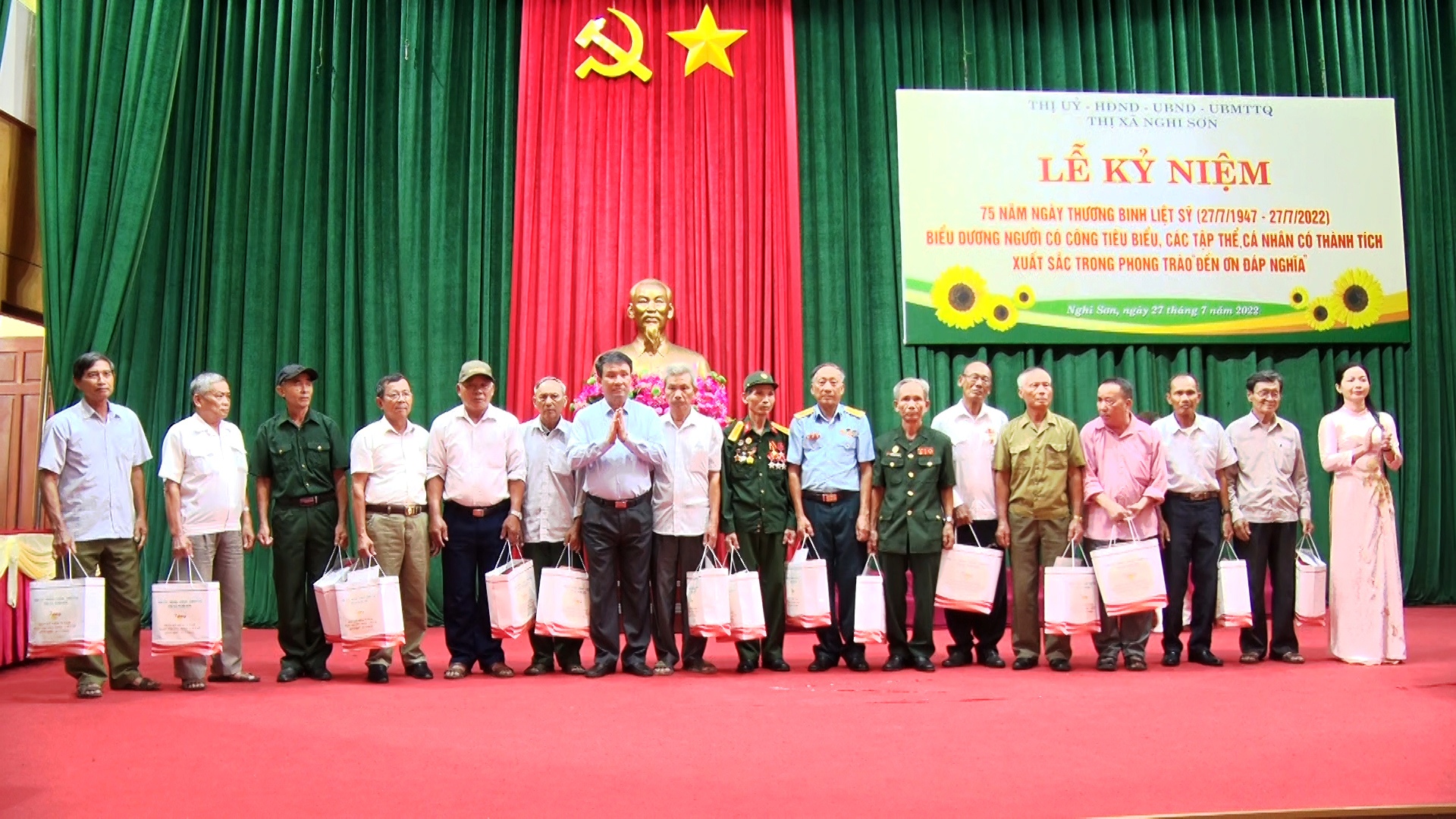 Lãnh đạo thị xã Nghi Sơn trao quà cho người có công tiêu biểu trên địa bàn thị xã.