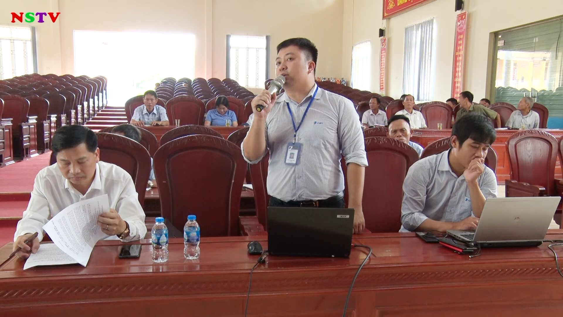 Cán bộ Trung tâm Viễn thông Nghi Sơn đang thực hiện hướng dẫn cho các thành viên Tổ Công nghệ cộng đồng tại phường Hải Ninh, thị xã Nghi Sơn.