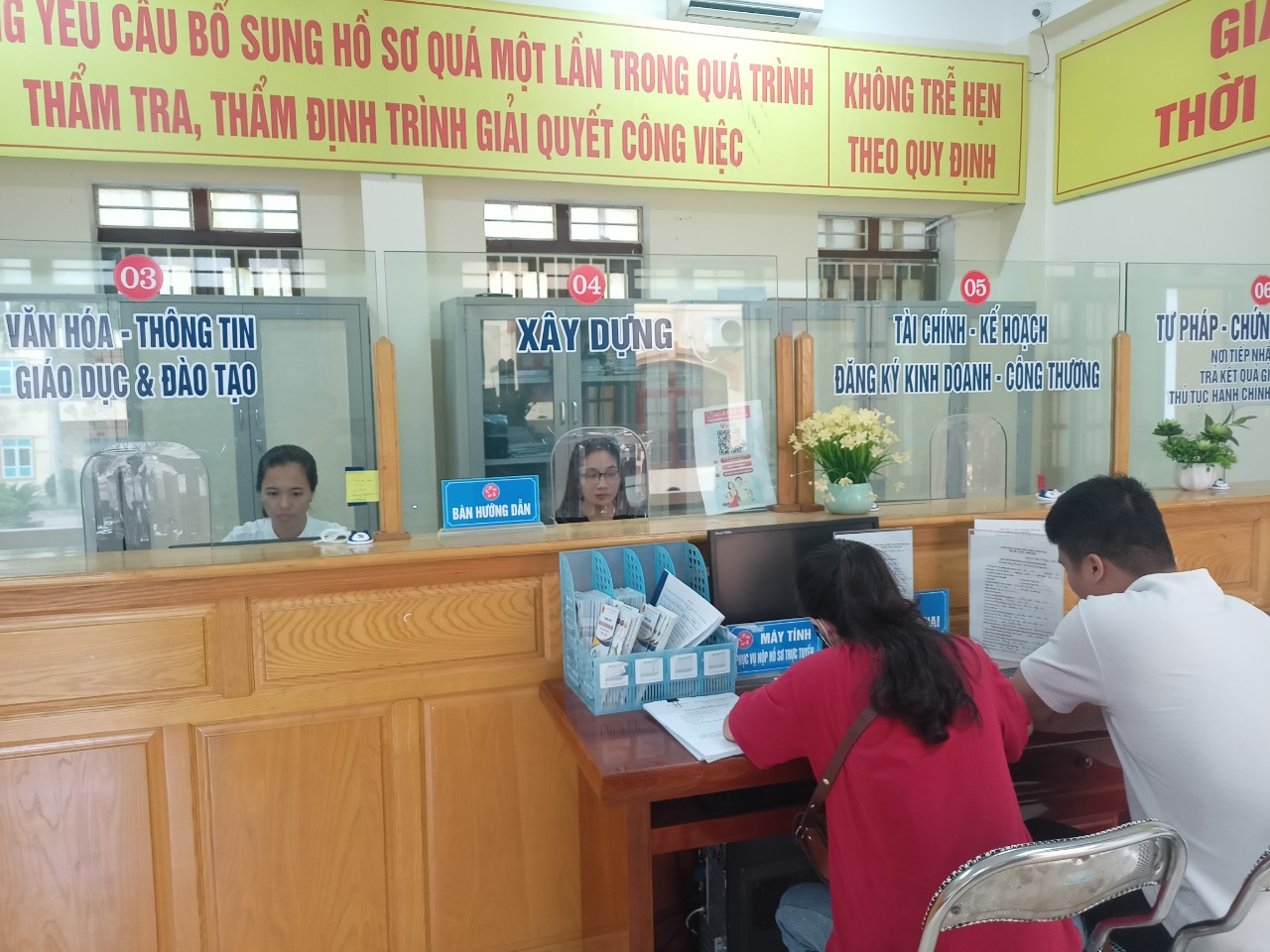 Bộ phận tiếp nhận và trả kết quả thủ tục hành chính thị xã Nghi Sơn.