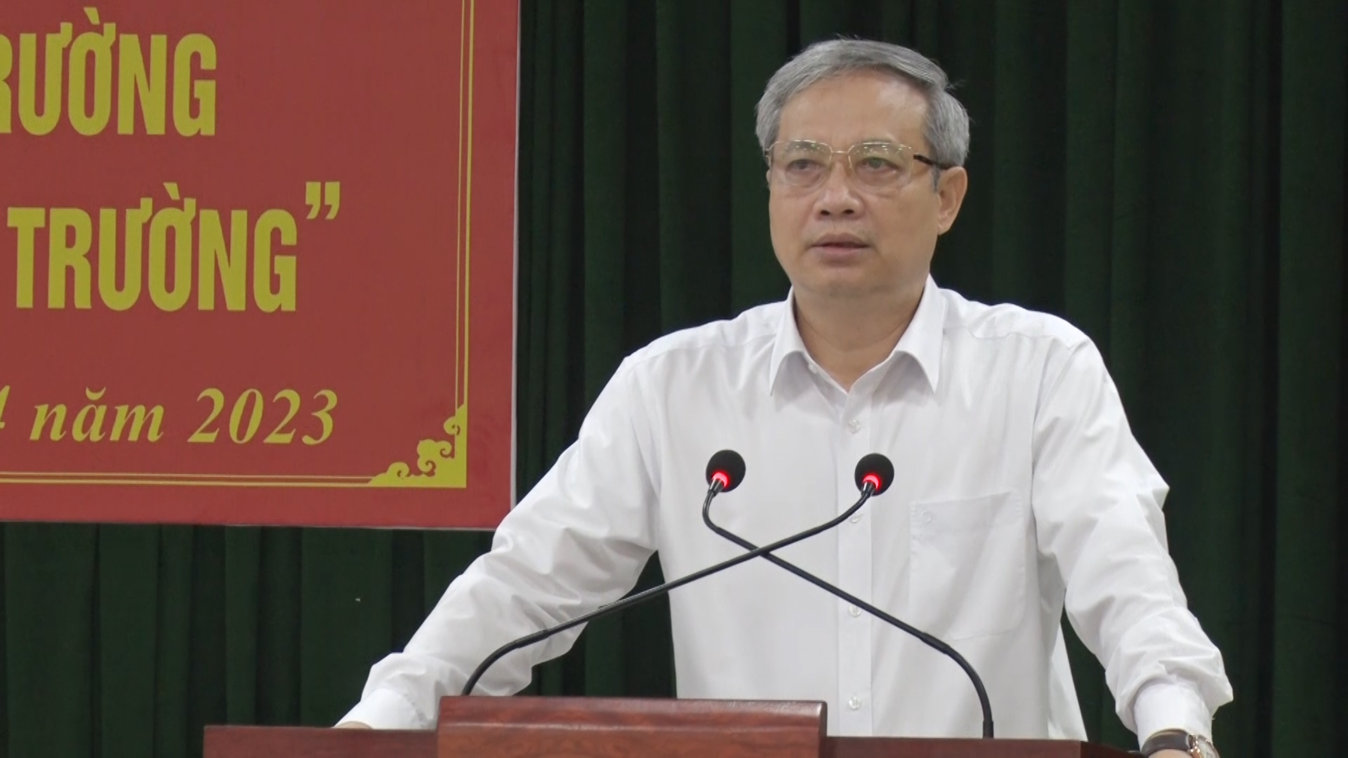 Đồng chí Nguyễn Văn Tòng - Phó Chủ tịch Uỷ ban MTTQ Việt Nam tỉnh Thanh Hóa thông tin các nội dung tại Hội nghị.
