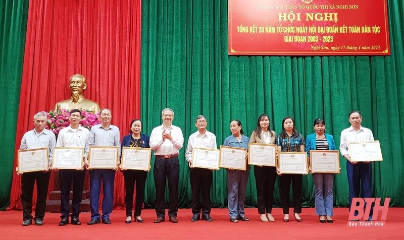 Đồng chí Nguyễn Văn Tòng, Phó Chủ tịch Ủy ban MTTQ tỉnh trao Giấy khen của Ủy ban MTTQ thị xã Nghi Sơn cho các tập thể.