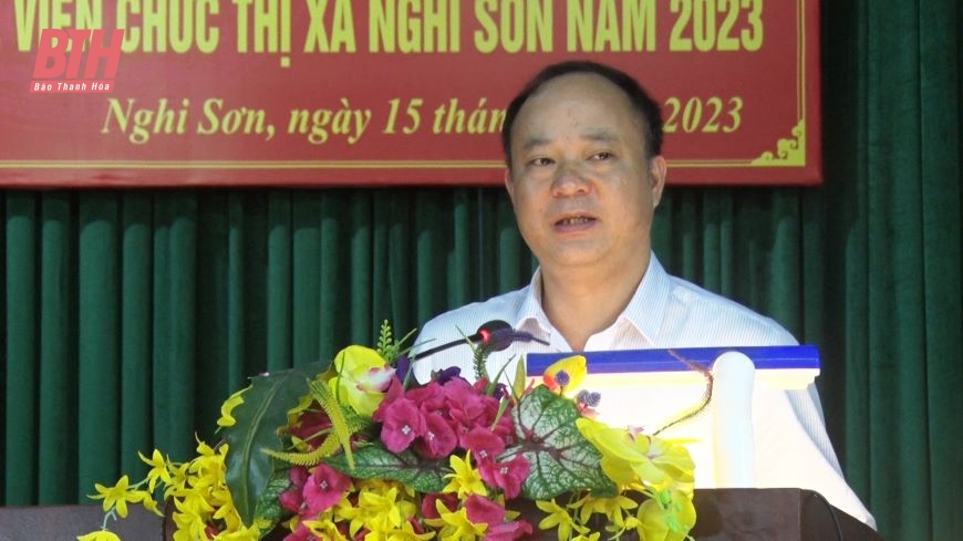 Đồng chí Đinh Văn Minh - Uỷ viên Ban Thường vụ, Trưởng Ban Tổ chức Thị uỷ Nghi Sơn phát biểu tại Lễ khai giảng.