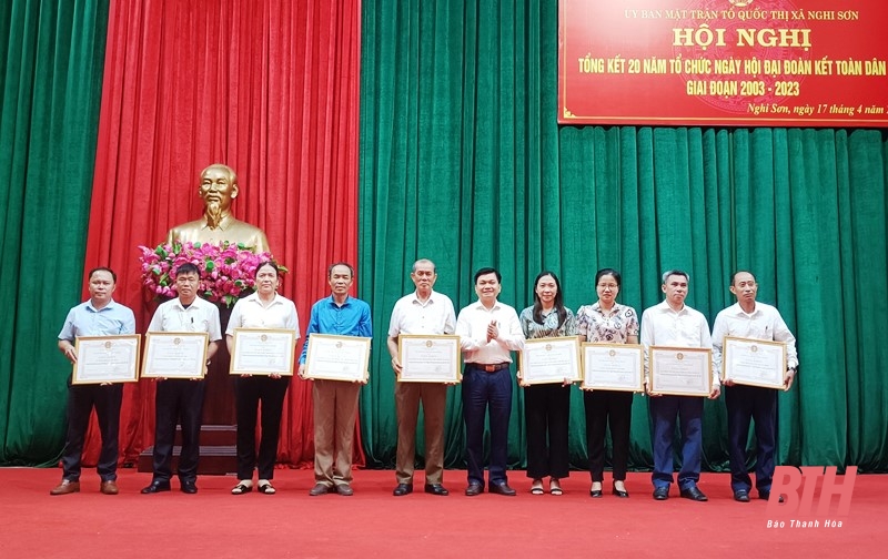 Đồng chí Trương Bá Duyên, Phó Bí thư Thường trực Thị ủy Nghi Sơn trao Giấy khen của UBND thị xã Nghi Sơn cho các tập thể.