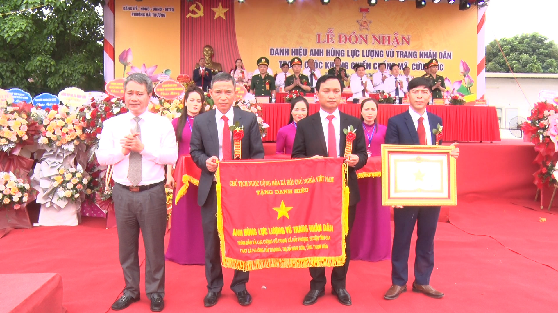 Đồng chí Trịnh Xuân Phú - Tỉnh ủy viên, Bí thư Thị ủy, Chủ tịch HĐND thị xã Nghi Sơn trao danh hiệu Anh hùng LLVT Nhân dân trong kháng chiến chống Mỹ cứu nước cho Nhân dân và LLVT phường Hải Thượng.