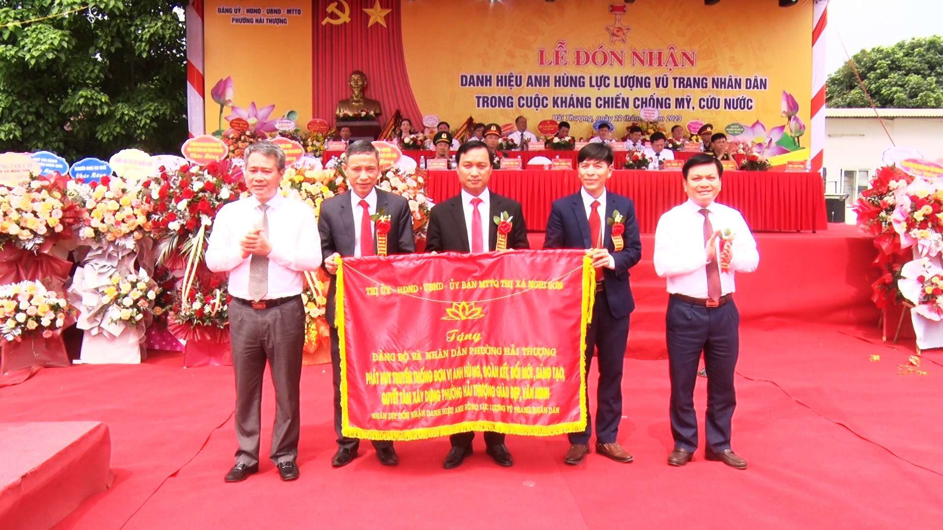 Các đồng chí Thường trực Thị ủy Nghi Sơn trao tặng bước trướng của Thị ủy, HĐND, UBND, Ủy ban MTTQ Việt Nam thị xã tặng Đảng và Nhân dân phường Hải Thượng.