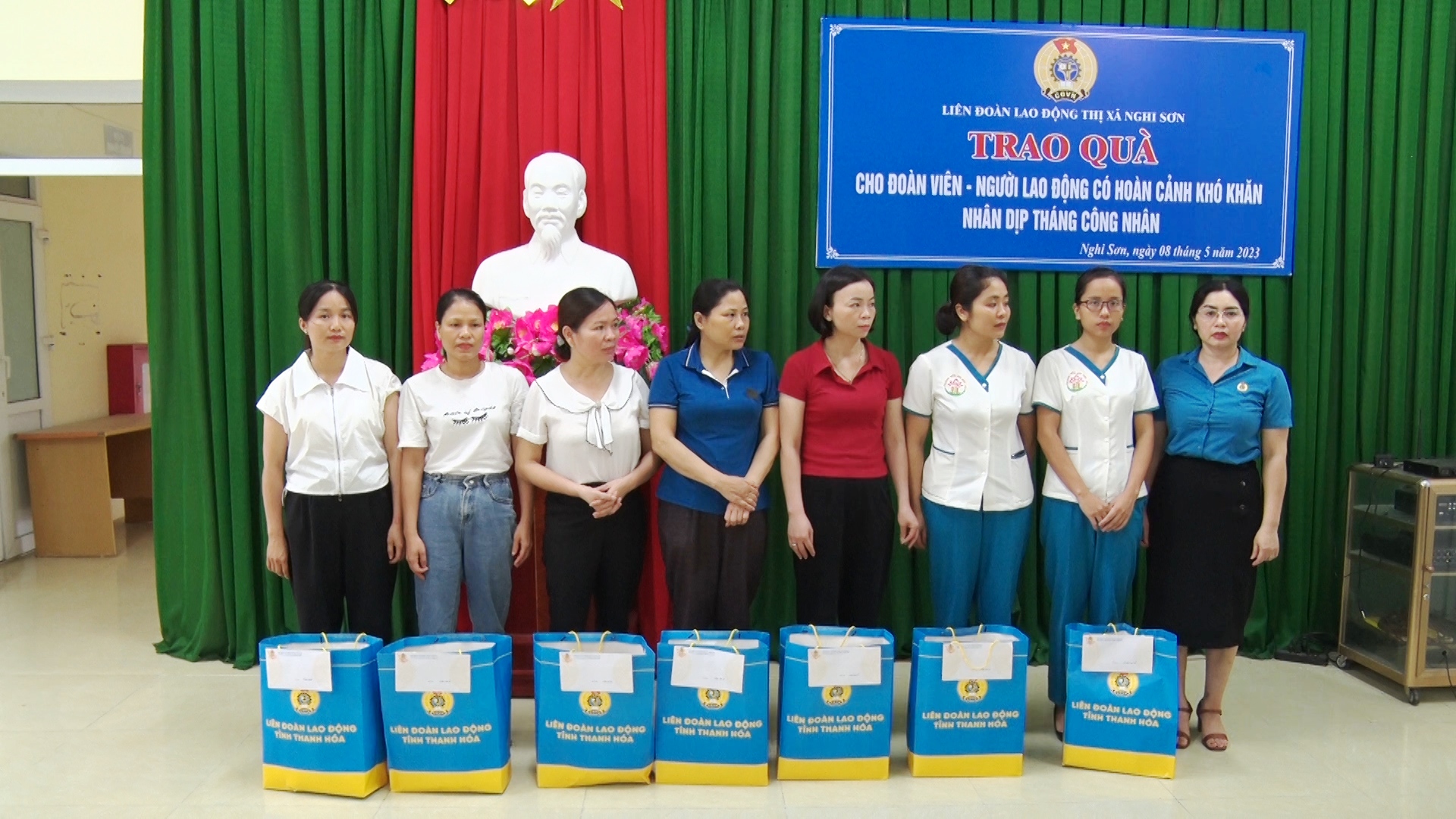 Hình ảnh tại buổi Lễ trao quà cho đoàn viên công đoàn có hoàn cảnh khó khăn.