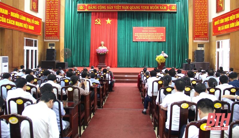 Đông đảo cán bộ, đảng viên thị xã Nghi Sơn dự hội nghị học tập chuyên đề năm 2023.