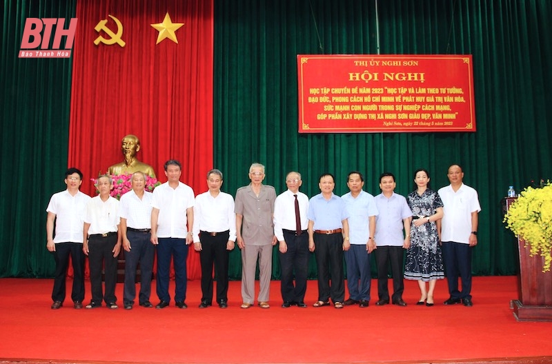 Các đồng chí lãnh đạo và nguyên lãnh đạo thị xã Nghi Sơn chụp ảnh cùng GS.TS Hoàng Chí Bảo.