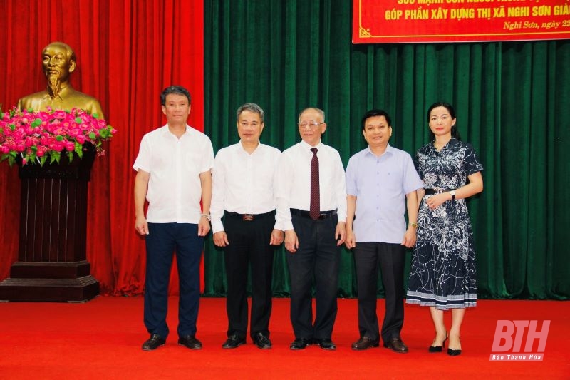 Các đồng chí lãnh đạo thị xã Nghi Sơn chụp ảnh cùng GS.TS Hoàng Chí Bảo.