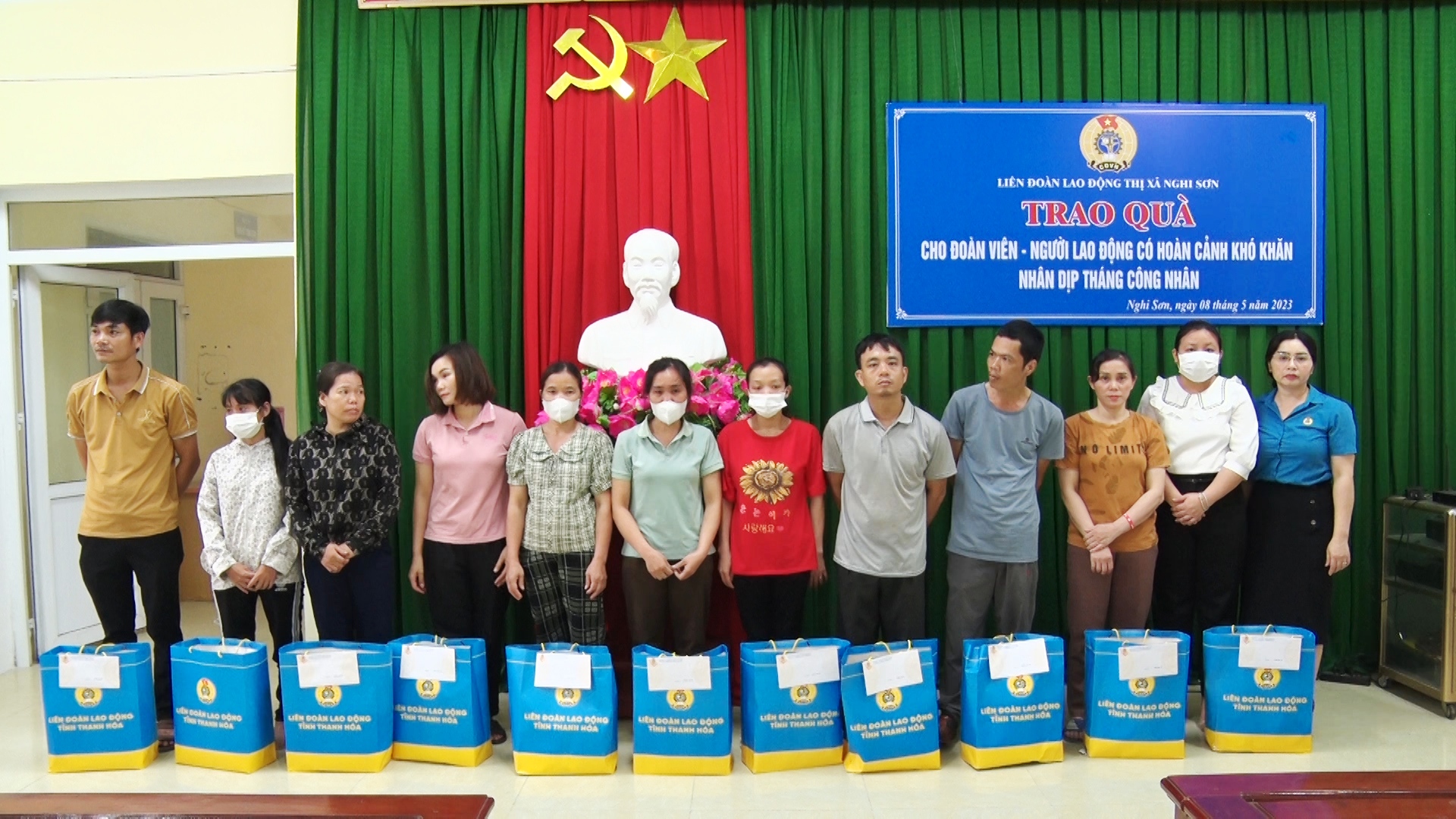 Hình ảnh tại buổi trao quà cho đoàn viên có hoàn cảnh khó khăn.