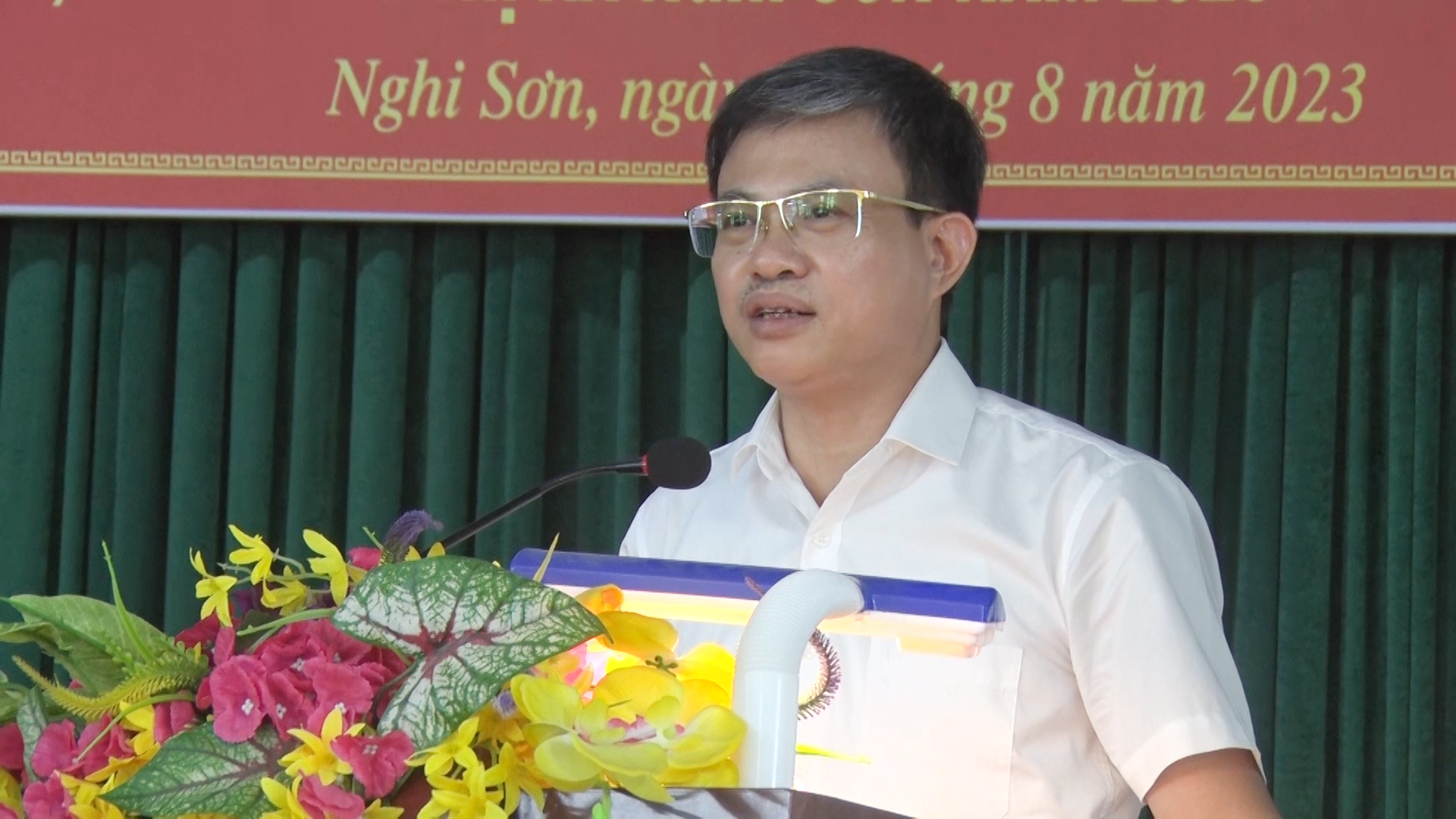 Tiến sỹ Thịnh Văn Khoa - Phó Hiệu trưởng Trường Chính trị tỉnh Thanh Hoá phát biểu tại buổi Lễ bế giảng.