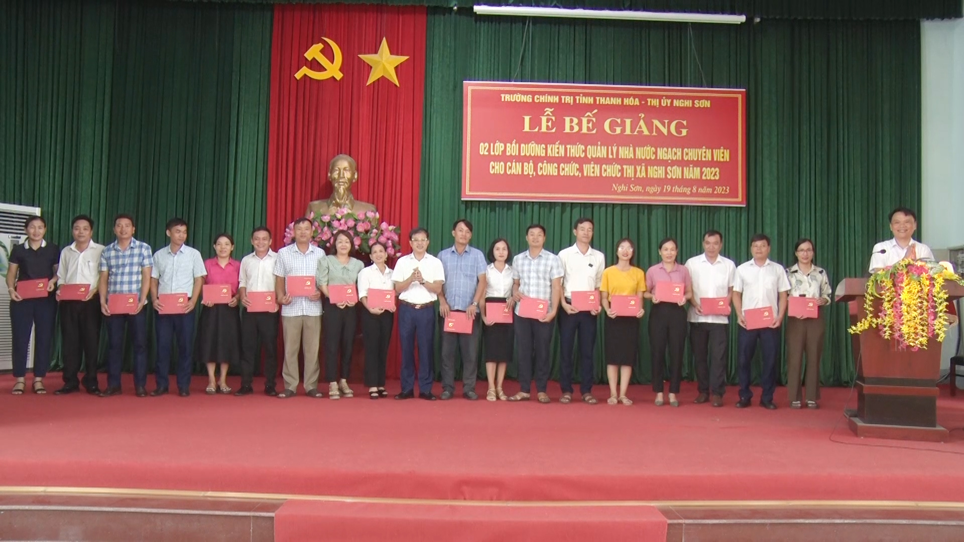 Tiến sỹ Thịnh Văn Khoa - Phó Hiệu trưởng Trường Chính trị tỉnh Thanh Hoá trao Giấy chứng nhận hoàn thành khóa bồi dưỡng cho các học viên.