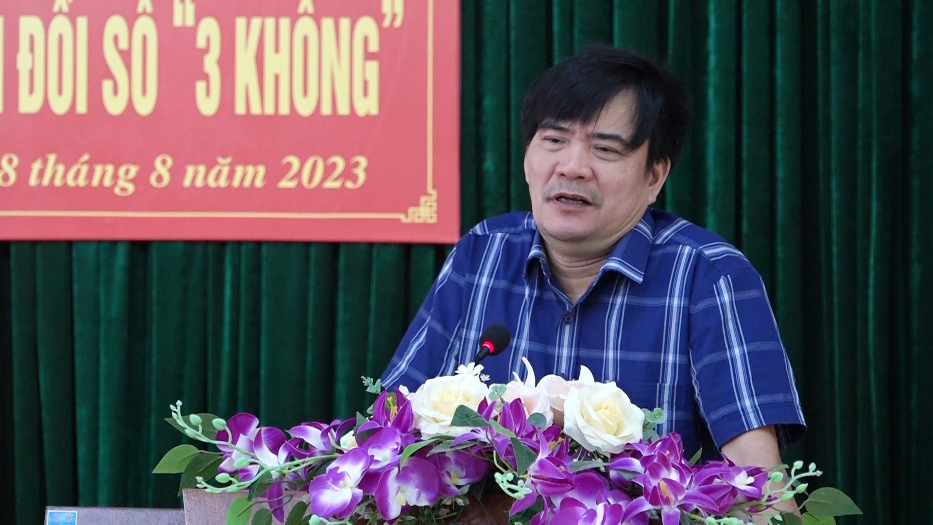 Đồng chí Trần Mạnh Hùng - Phó Trưởng phòng Quản lý Công nghệ Thông tin, Sở Thông tin và Truyền thông Thanh Hóa truyền đạt các nội dung tại Hội nghị.