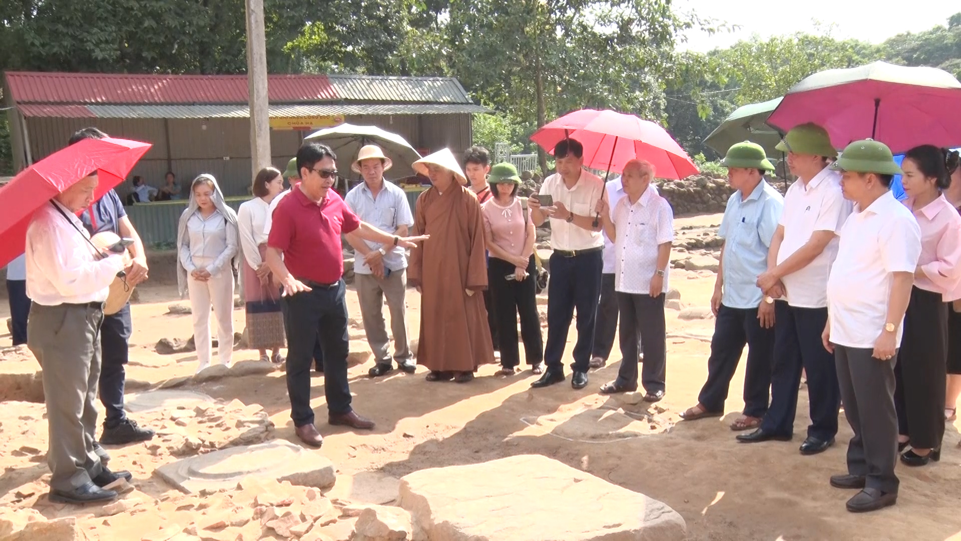 Các đại biểu tham quan khu vực đã khai quật.