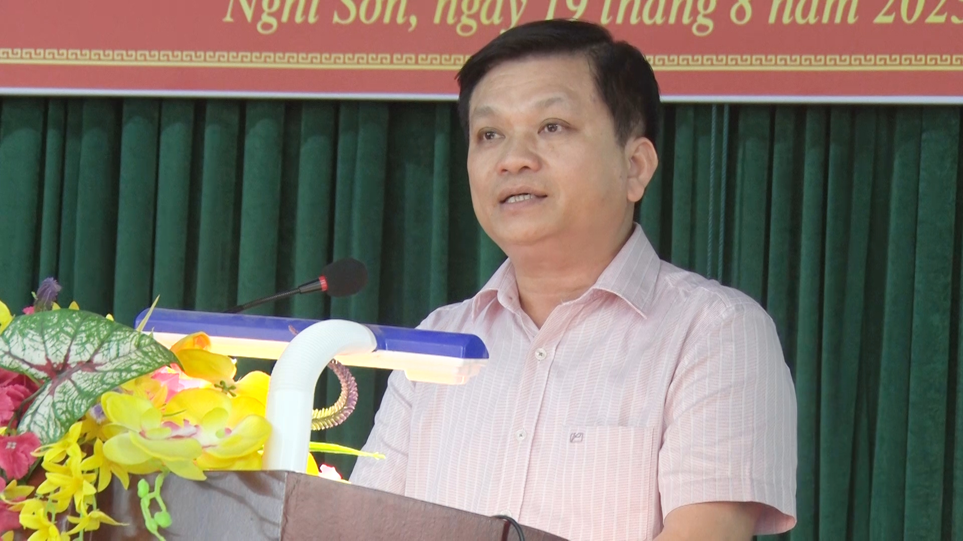 Đồng chí Trương Bá Duyên - Phó Bí thư Thường trực Thị ủy Nghi Sơn phát biểu tại buổi Lễ bế giảng.