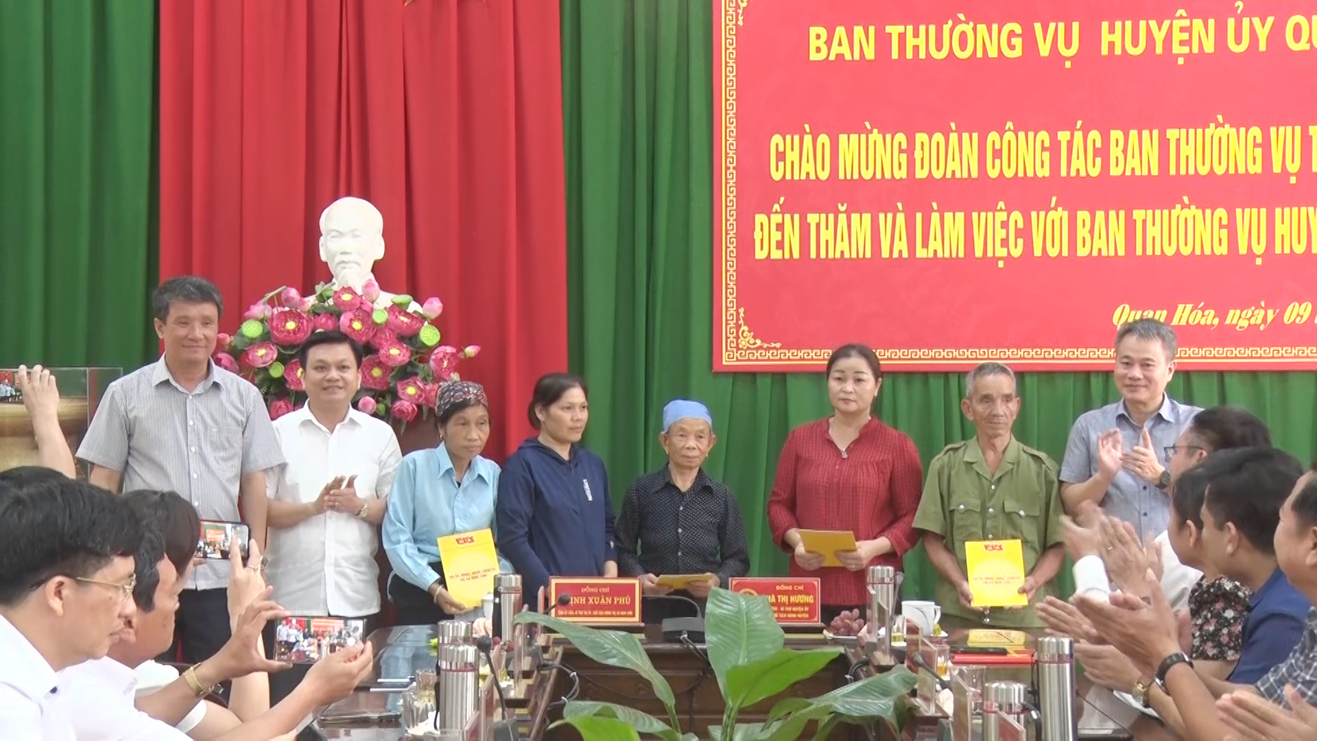 Các đồng chí Thường trực Thị ủy Nghi Sơn trao quà cho các hộ gia đình có hoàn cảnh khó khăn trên địa bàn huyện Quan Hóa.