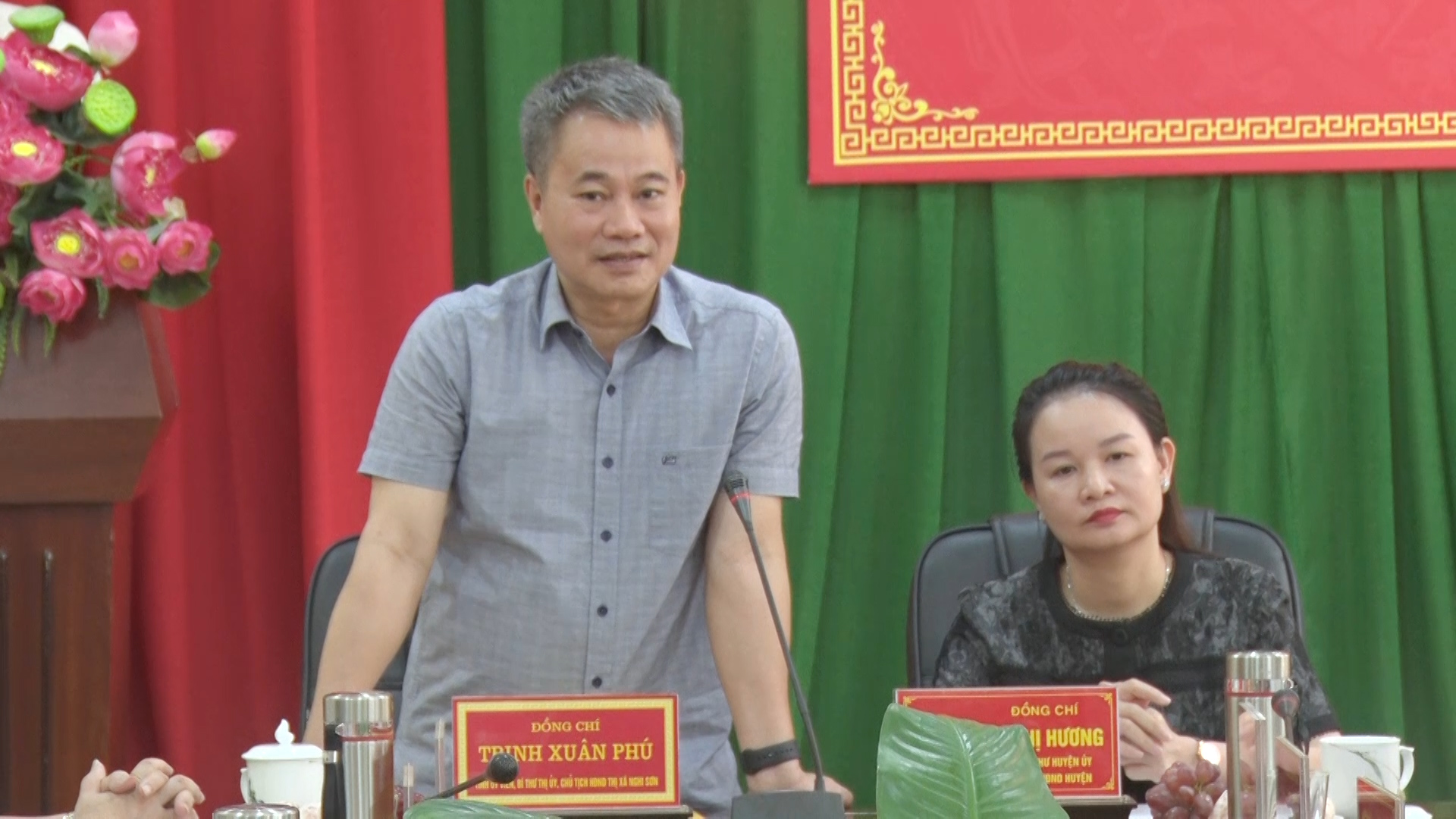 Đồng chí Trịnh Xuân Phú - Tỉnh ủy viên, Bí thư Thị ủy, Chủ tịch HĐND thị xã Nghi Sơn phát biểu tại Hội nghị.