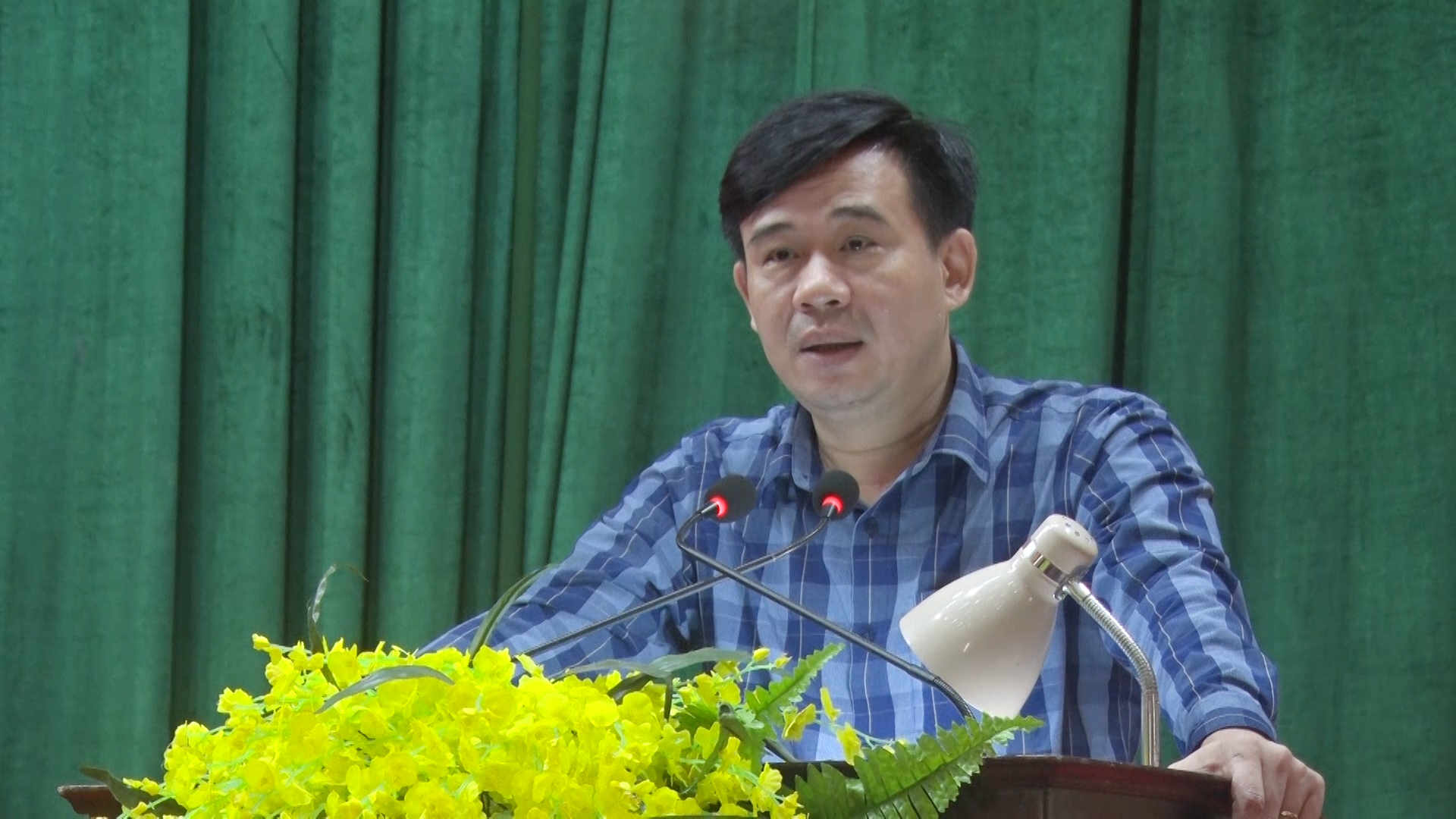 Đồng chí Phạm Trọng Dũng - Phó Trưởng Ban Thường trực, Ban Dân vận Tỉnh ủy truyền đạt các nội dung tại Hội nghị.