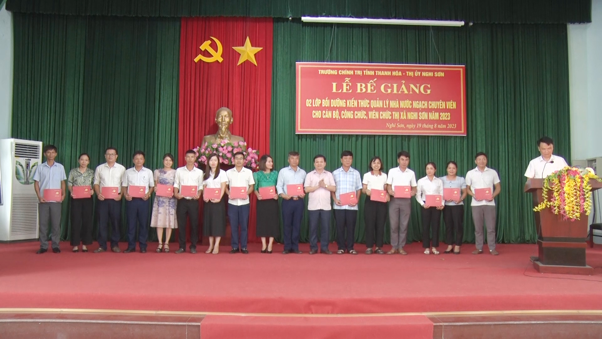 Đồng chí Trương Bá Duyên - Phó Bí thư Thường trực Thị ủy Nghi Sơn trao chứng nhận hoàn thành lớp bồi dưỡng cho các học viên.