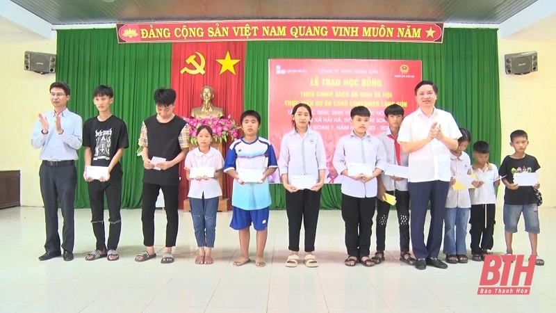 Đồng chí Mai Sỹ Lân - Phó Chủ tịch UBND thị xã Nghi Sơn và Công ty TNHH Long Sơn trao học bổng cho học sinh có hoàn cảnh khó khăn trên địa bàn xã Hải Hà.