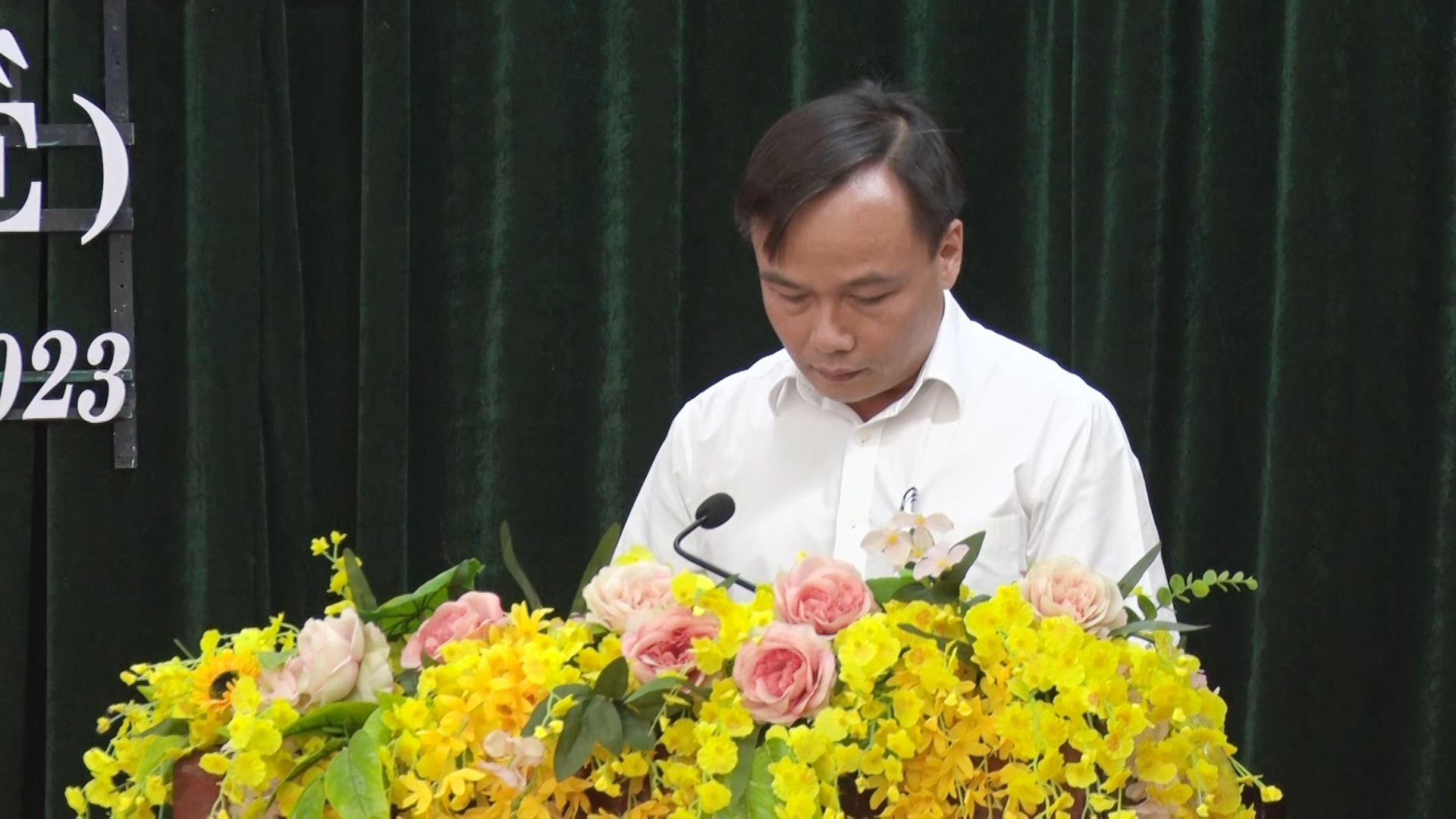 Ông Trịnh Tiến Dũng, Thị ủy viên, Phó Chủ tịch UBND thị xã đã trình bày các tờ trình của UBND thị xã trình Hội đồng nhân dân thị xã.