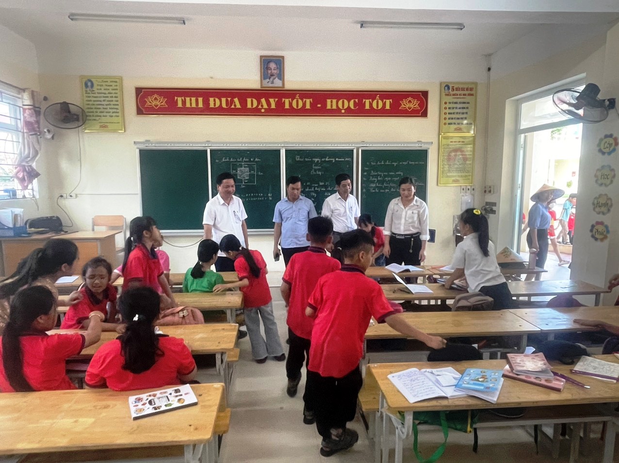 Đồng chí Mai Sỹ Lân, Phó Chủ tịch UBND thị xã kiểm tra cơ sở vật chất tại trường Tiểu học Hải Thượng