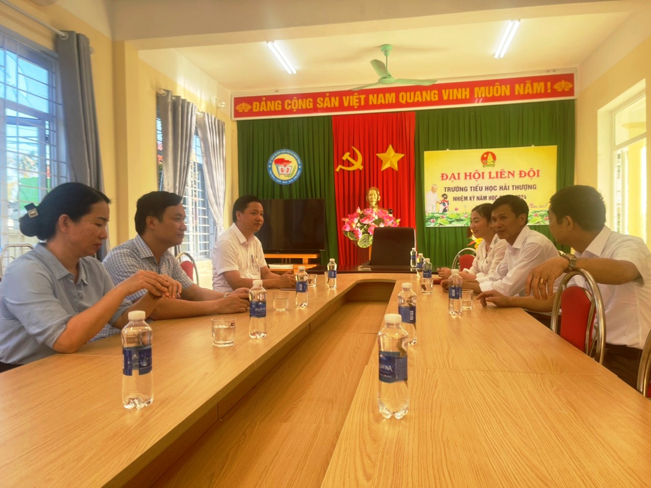 Đồng chí Mai Sỹ Lân, Phó Chủ tịch UBND thị xã Nghi Sơn làm việc với lãnh đạo phường Hải Thượng và Ban Giám hiệu trường Tiểu học Hải Thượng