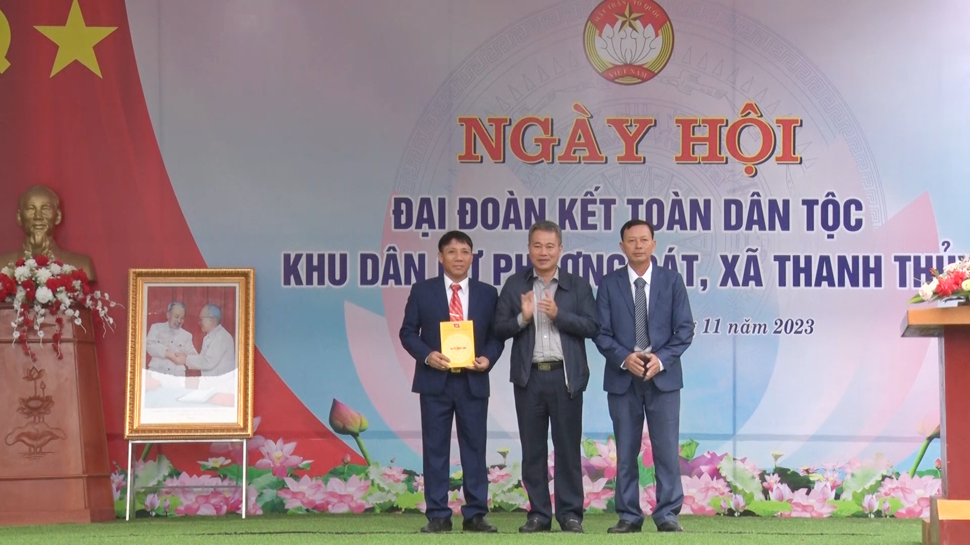 Đồng chí Trịnh Xuân Phú, Tỉnh ủy viên, Bí thư Thị ủy, Chủ tịch HĐND thị xã trao quà cho cán bộ và Nhân dân thôn Phượng Cát