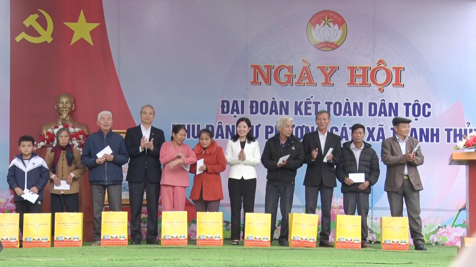 Đồng chí Phạm Thị Thanh Thủy, Trưởng Ban Dân vận Tỉnh ủy, Chủ tịch Ủy ban MTTQ tỉnh trao quà cho các hộ gia đình có hoàn cảnh khó khăn trong thôn