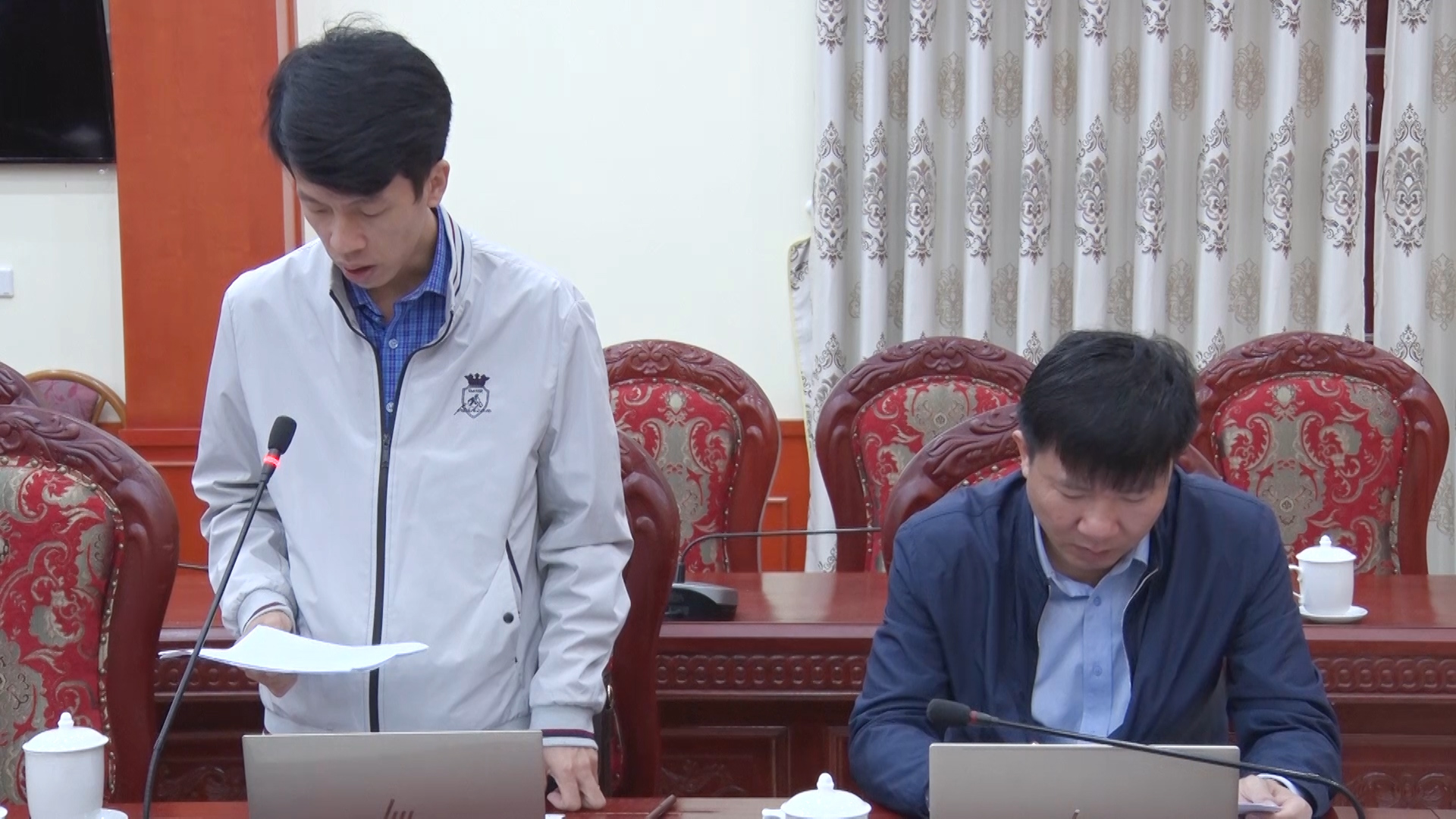 Lãnh đạo Ban giải phóng mặt bằng thị xã báo cáo các nội dung GPMB tại Hội nghị.