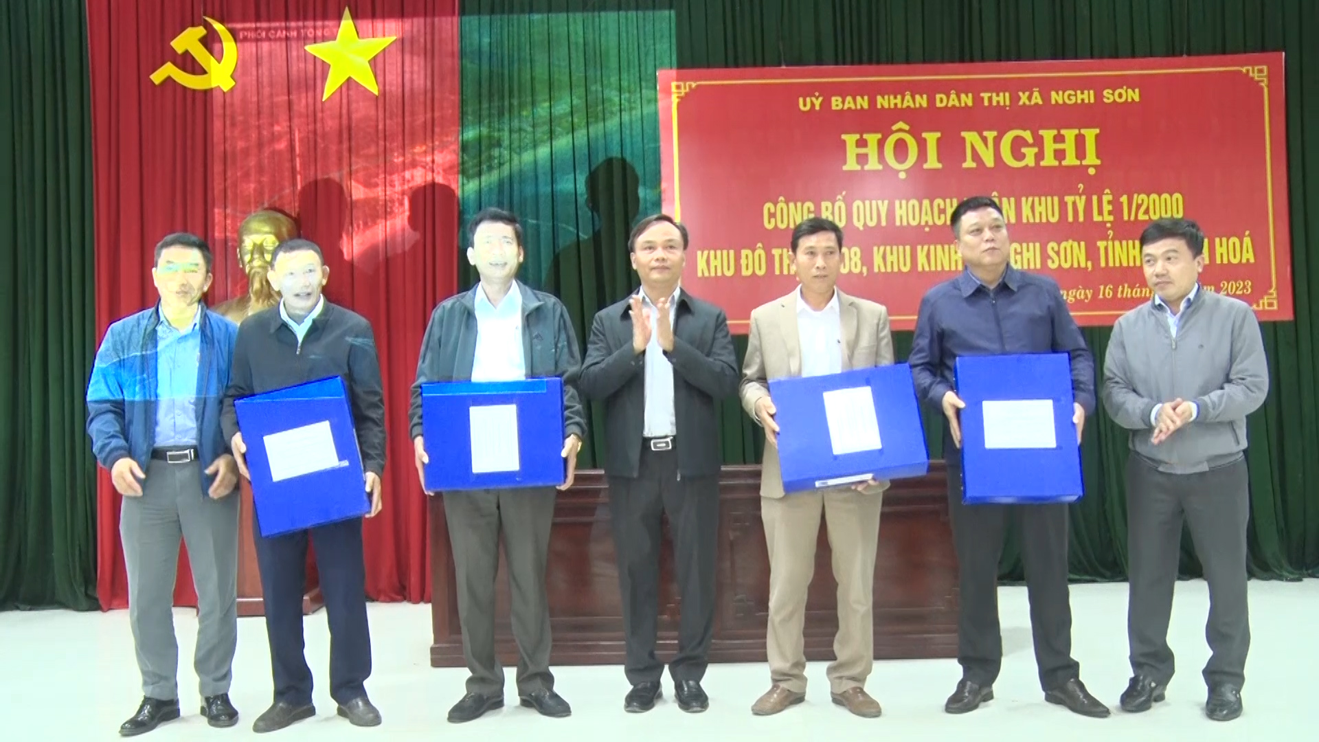 Đồng chí Trịnh Tiến Dũng, Thị uỷ viên, Phó Chủ tịch UBND thị xã bàn giao hồ sơ quy hoạch cho lãnh đạo các phường
