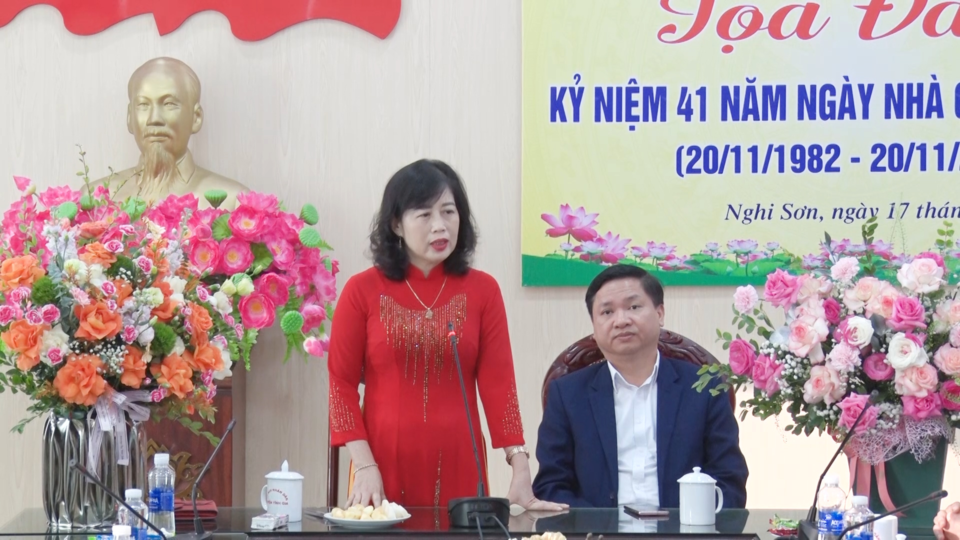 Đồng chí Vũ Thị Thanh Vân, Trưởng phòng Giáo dục và Đào tạo thị xã phát biểu ôn lại truyền thống 41 năm ngày Nhà giáo Việt Nam